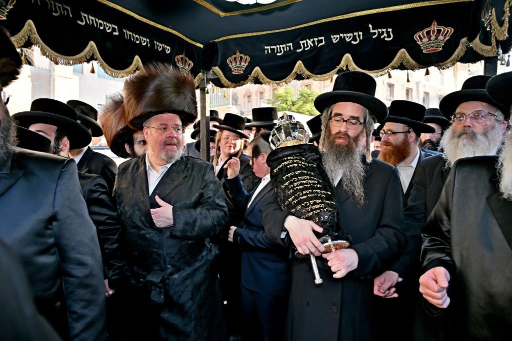 הרה"צ רבי אהרן מענדיל טווערסקי בהכנסת ס"ת בבית שמש