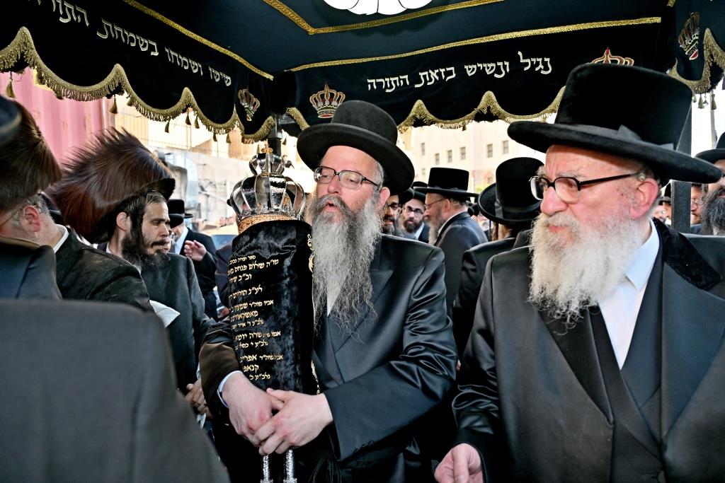 הרה"צ רבי אהרן מענדיל טווערסקי בהכנסת ס"ת בבית שמש