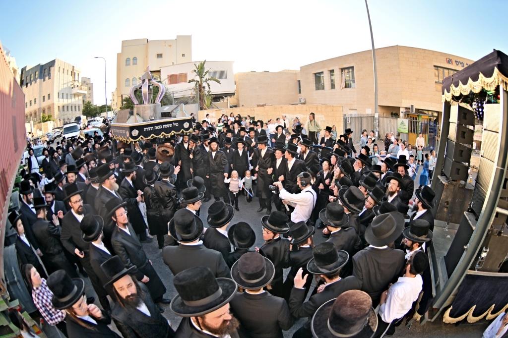 הרה"צ רבי אהרן מענדיל טווערסקי בהכנסת ס"ת בבית שמש