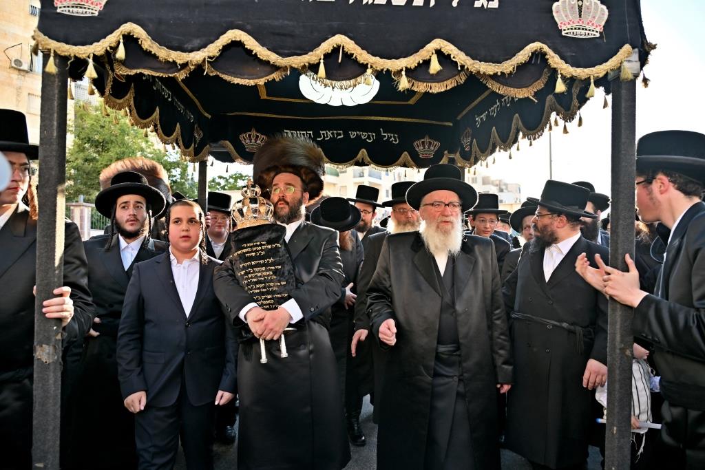 הרה"צ רבי אהרן מענדיל טווערסקי בהכנסת ס"ת בבית שמש