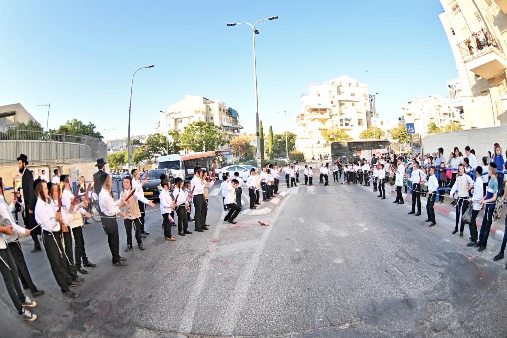 הרה"צ רבי אהרן מענדיל טווערסקי בהכנסת ס"ת בבית שמש