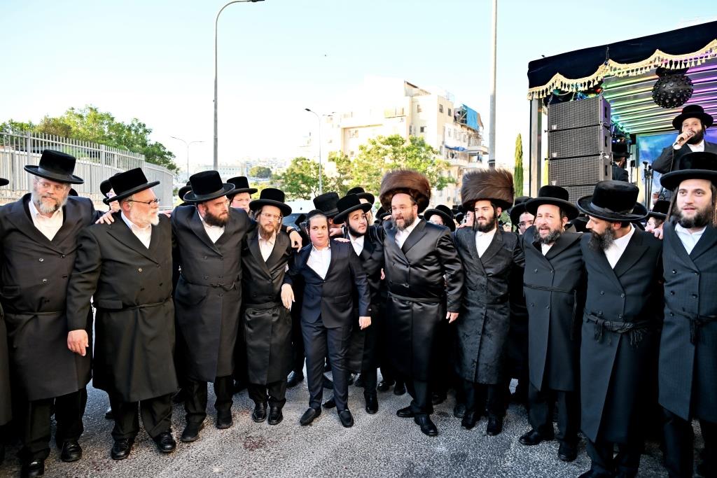 הרה"צ רבי אהרן מענדיל טווערסקי בהכנסת ס"ת בבית שמש