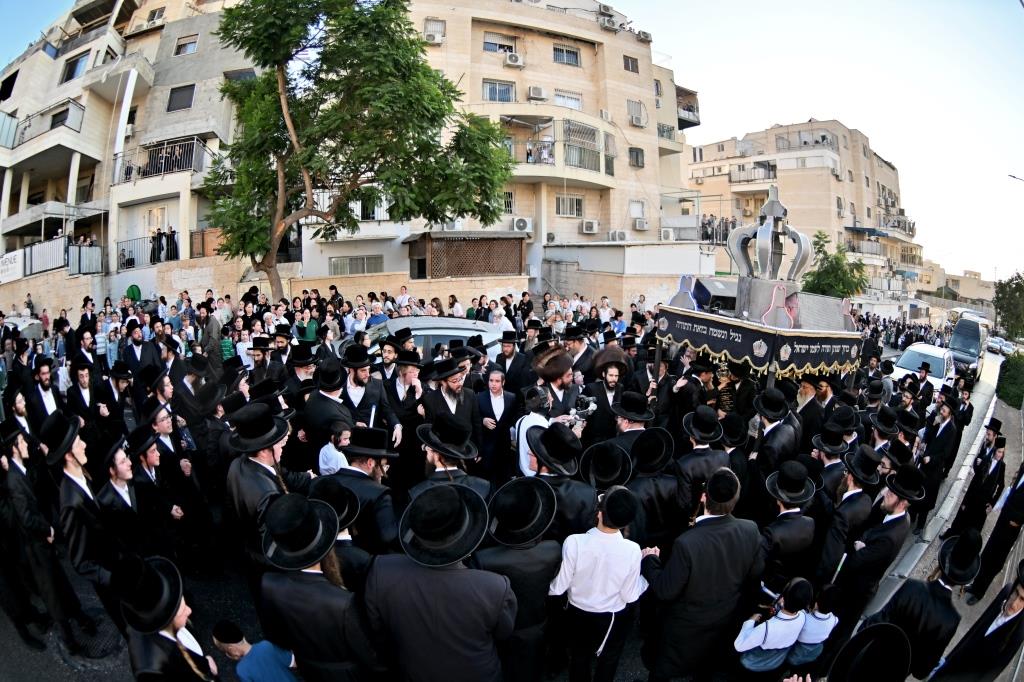 הרה"צ רבי אהרן מענדיל טווערסקי בהכנסת ס"ת בבית שמש