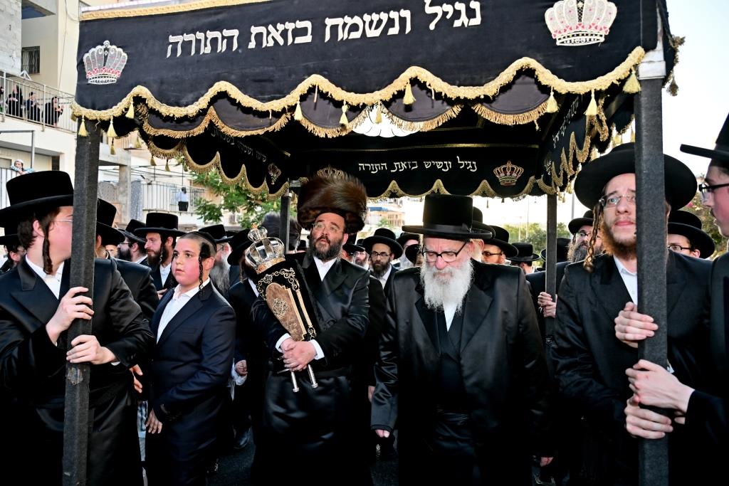 הרה"צ רבי אהרן מענדיל טווערסקי בהכנסת ס"ת בבית שמש