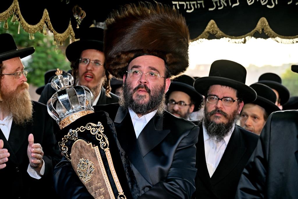 הרה"צ רבי אהרן מענדיל טווערסקי בהכנסת ס"ת בבית שמש