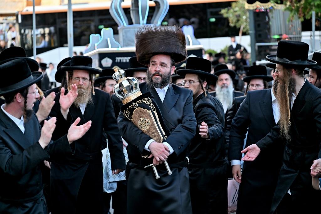 הרה"צ רבי אהרן מענדיל טווערסקי בהכנסת ס"ת בבית שמש