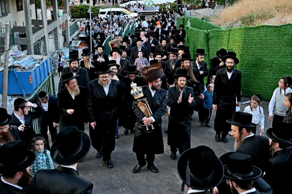 הרה"צ רבי אהרן מענדיל טווערסקי בהכנסת ס"ת בבית שמש