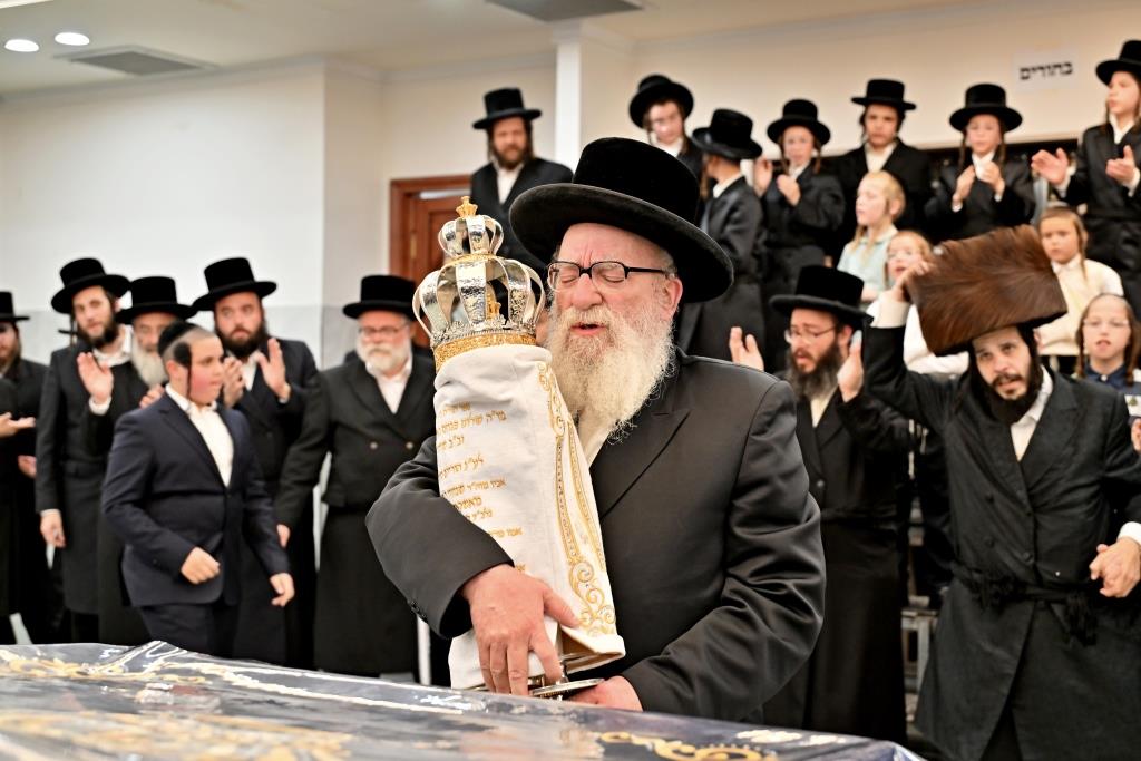 הרה"צ רבי אהרן מענדיל טווערסקי בהכנסת ס"ת בבית שמש