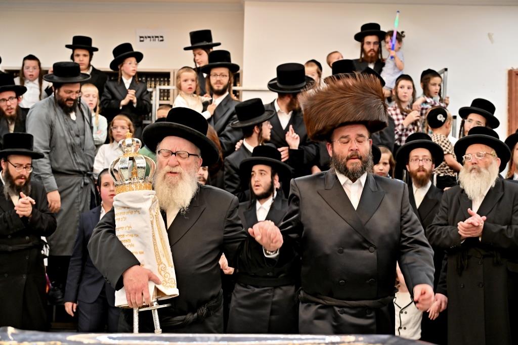 הרה"צ רבי אהרן מענדיל טווערסקי בהכנסת ס"ת בבית שמש