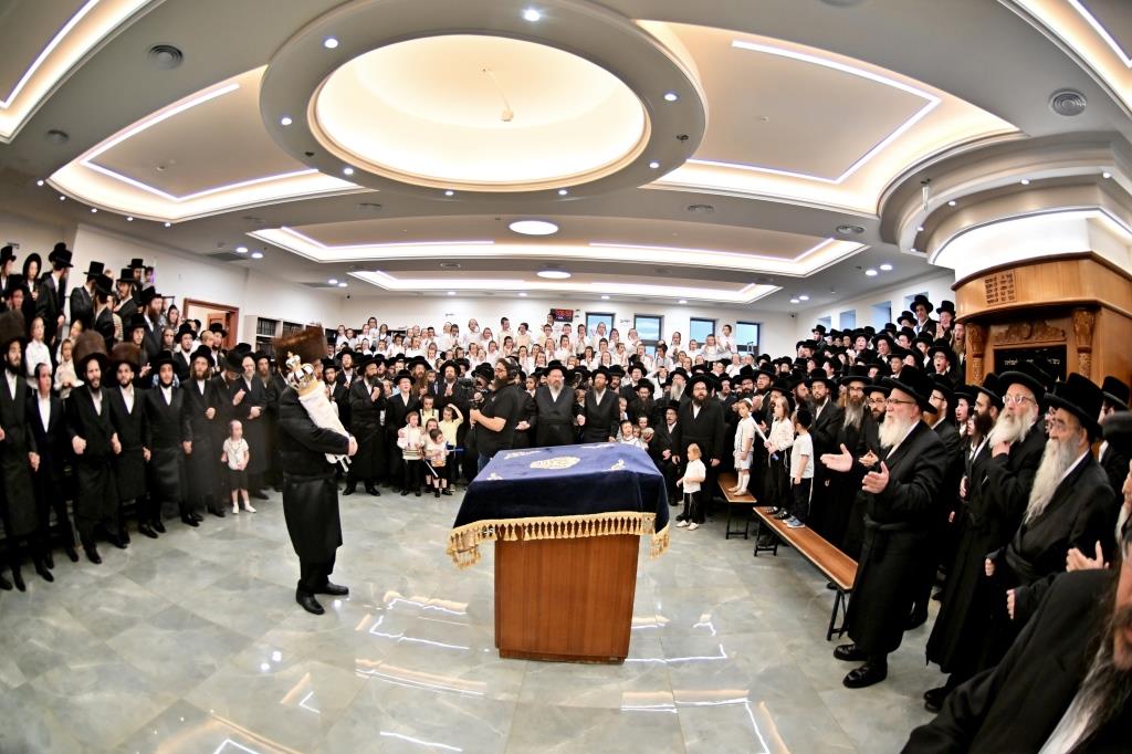 הרה"צ רבי אהרן מענדיל טווערסקי בהכנסת ס"ת בבית שמש