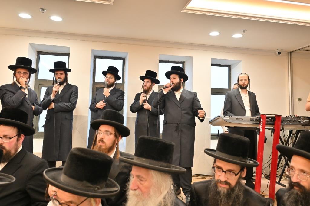 הרה"צ רבי אהרן מענדיל טווערסקי בהכנסת ס"ת בבית שמש