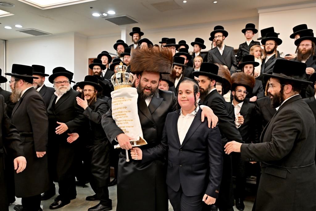 הרה"צ רבי אהרן מענדיל טווערסקי בהכנסת ס"ת בבית שמש