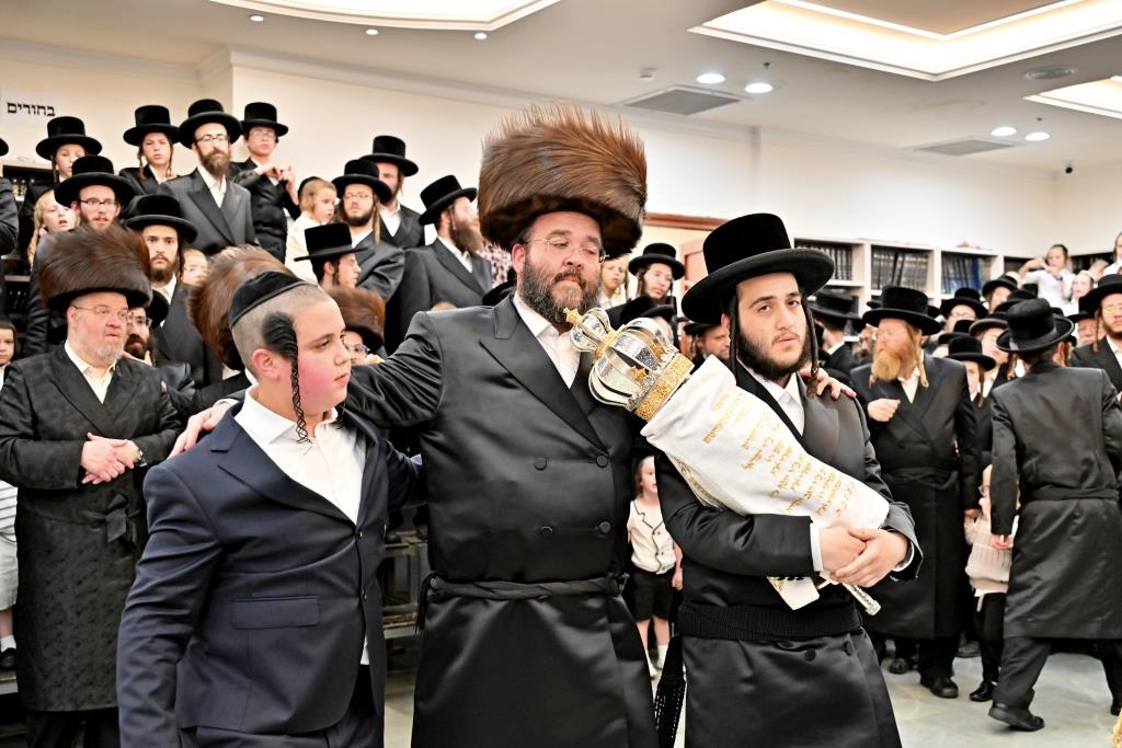 הרה"צ רבי אהרן מענדיל טווערסקי בהכנסת ס"ת בבית שמש