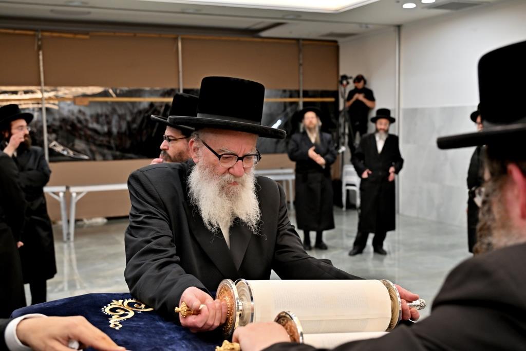 הרה"צ רבי אהרן מענדיל טווערסקי בהכנסת ס"ת בבית שמש