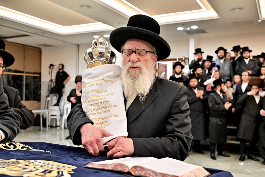 הרה"צ רבי אהרן מענדיל טווערסקי בהכנסת ס"ת בבית שמש