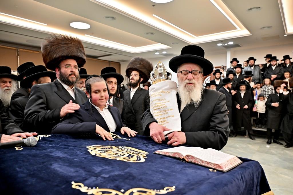 הרה"צ רבי אהרן מענדיל טווערסקי בהכנסת ס"ת בבית שמש