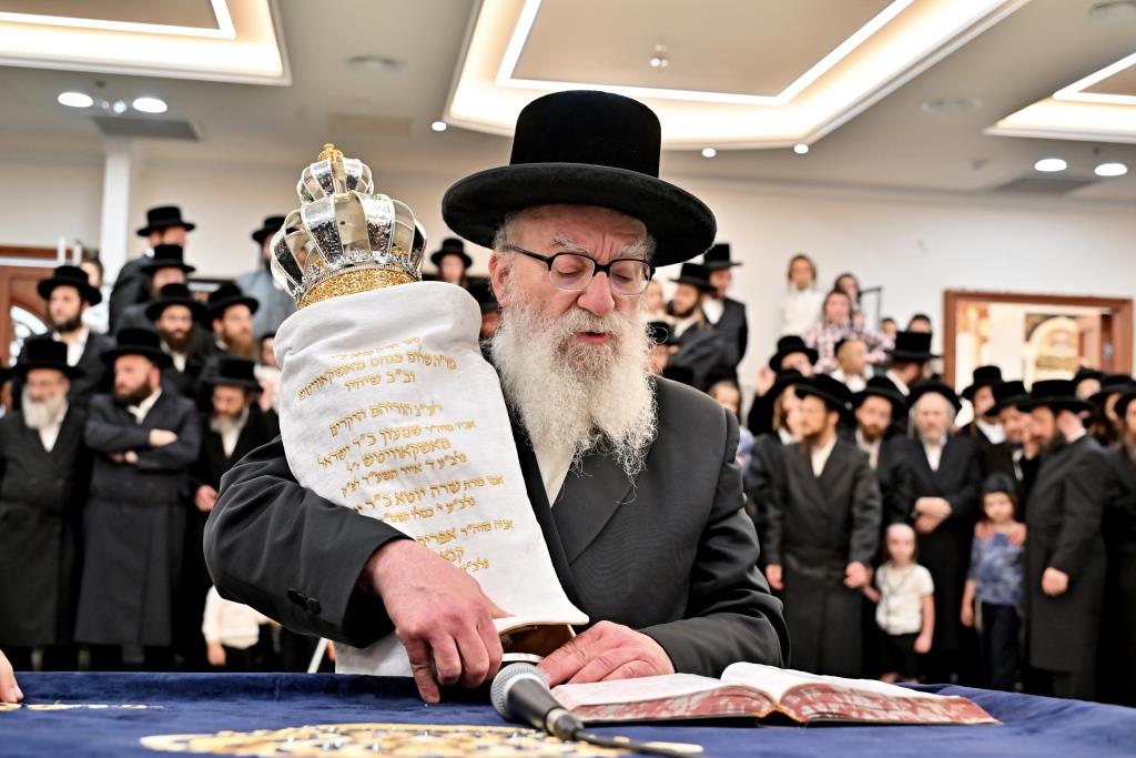 הרה"צ רבי אהרן מענדיל טווערסקי בהכנסת ס"ת בבית שמש