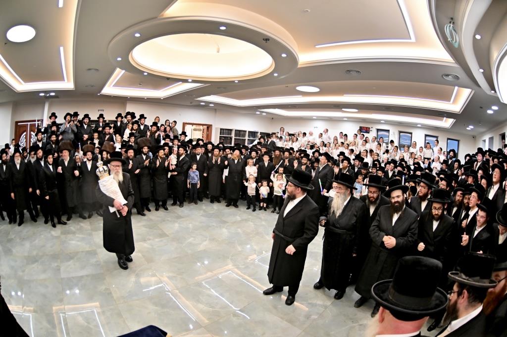 הרה"צ רבי אהרן מענדיל טווערסקי בהכנסת ס"ת בבית שמש