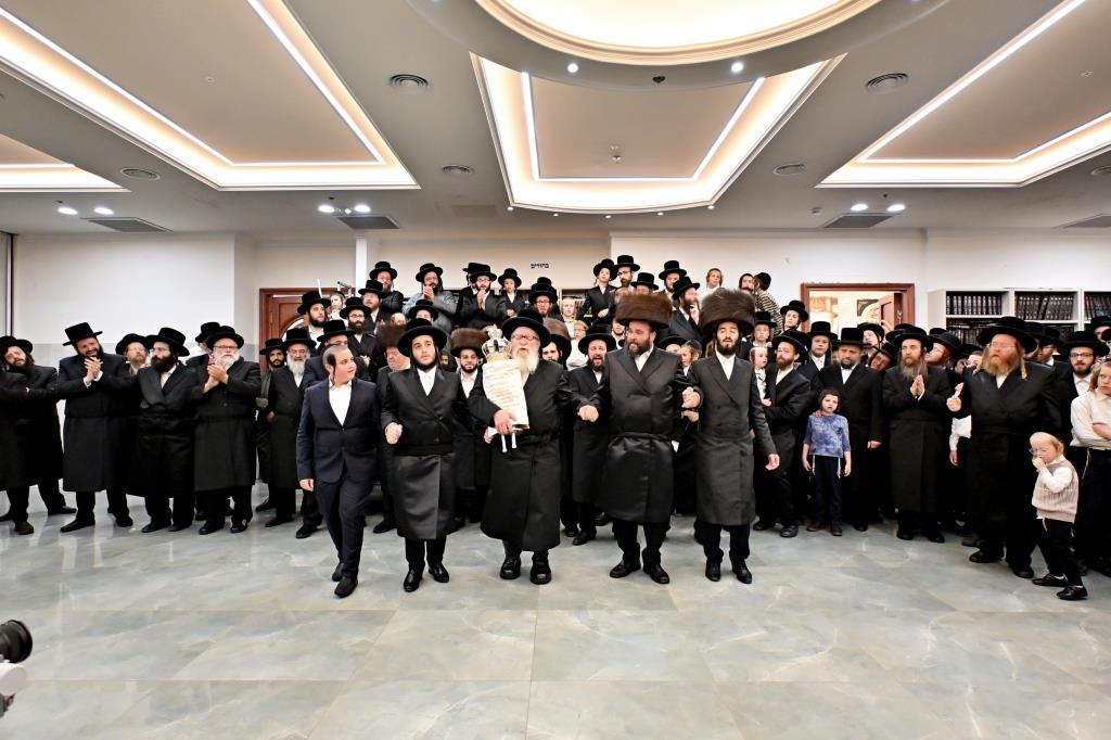 הרה"צ רבי אהרן מענדיל טווערסקי בהכנסת ס"ת בבית שמש