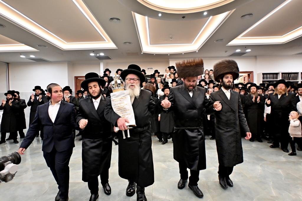 הרה"צ רבי אהרן מענדיל טווערסקי בהכנסת ס"ת בבית שמש