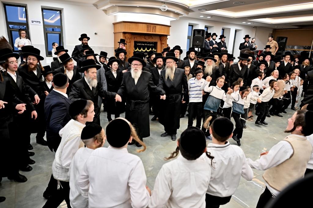 הרה"צ רבי אהרן מענדיל טווערסקי בהכנסת ס"ת בבית שמש