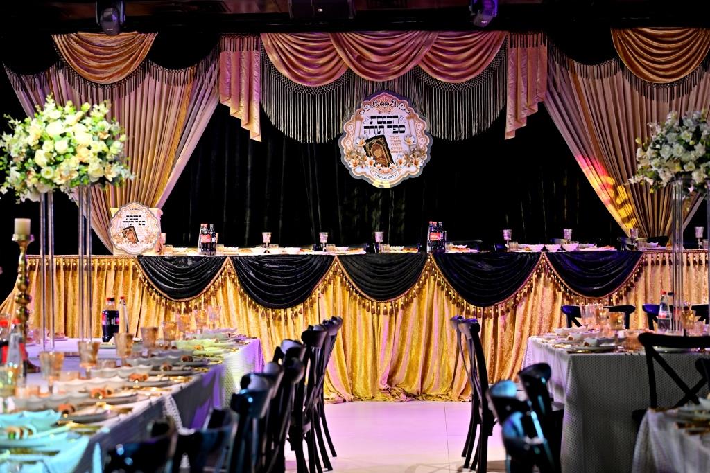 הרה"צ רבי אהרן מענדיל טווערסקי בהכנסת ס"ת בבית שמש