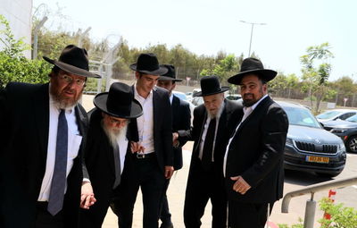 ראש הישיבה הגרמ"ה הירש בכניסה לכלא 