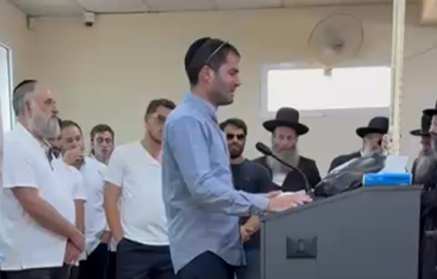 יקי אדמקר נשבר בהספד על אימו: "אמא, אני מתגעגע אליך מאוד" | תיעוד קורע לב