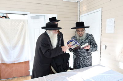 האדמו"ר מסאטמר בזיכוי פת לעירוב במנוחה בניו העמפשיר