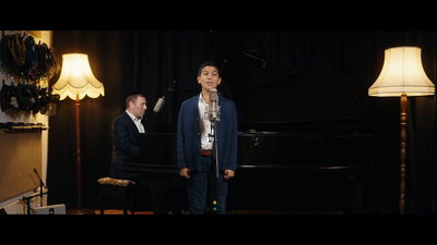 היוצר הבריטי וילד הפלא בסינגל מרגש: "ובחנוני"