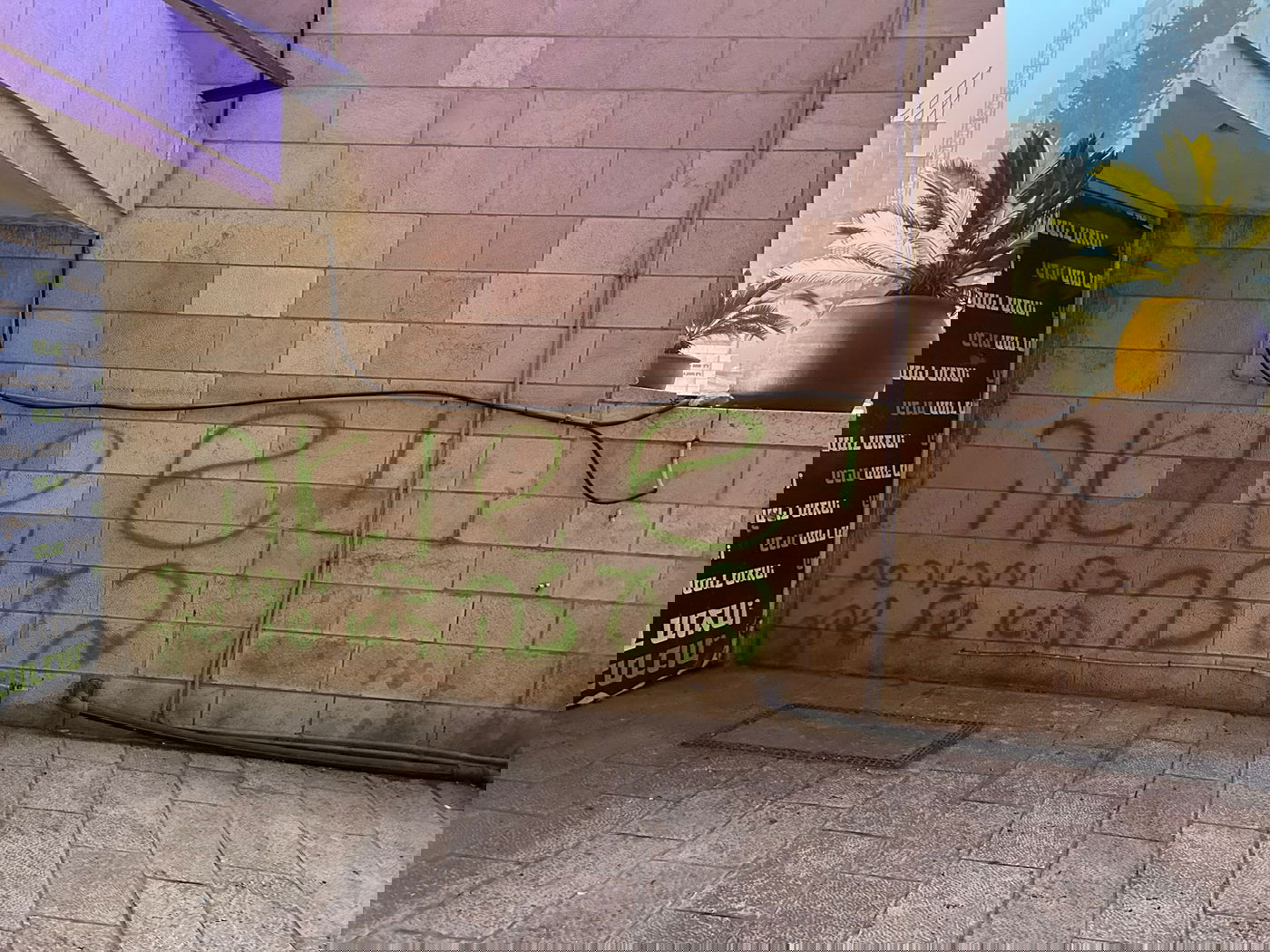 ריסוס הגרפיטי ליד שער המוגרבים