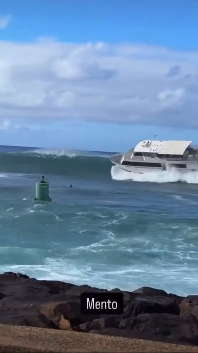 רגע לפני אסון: הספינה כמעט התהפכה על החוף לעיני התיירים ההמומים | צפו