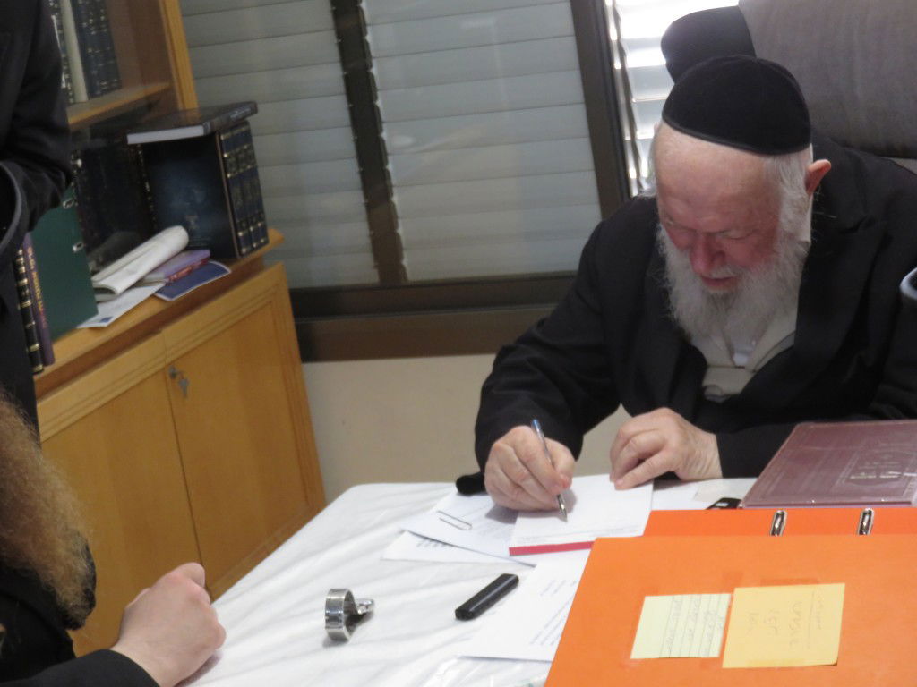 הגר"י זילברשטיין בכתיבת מכתב