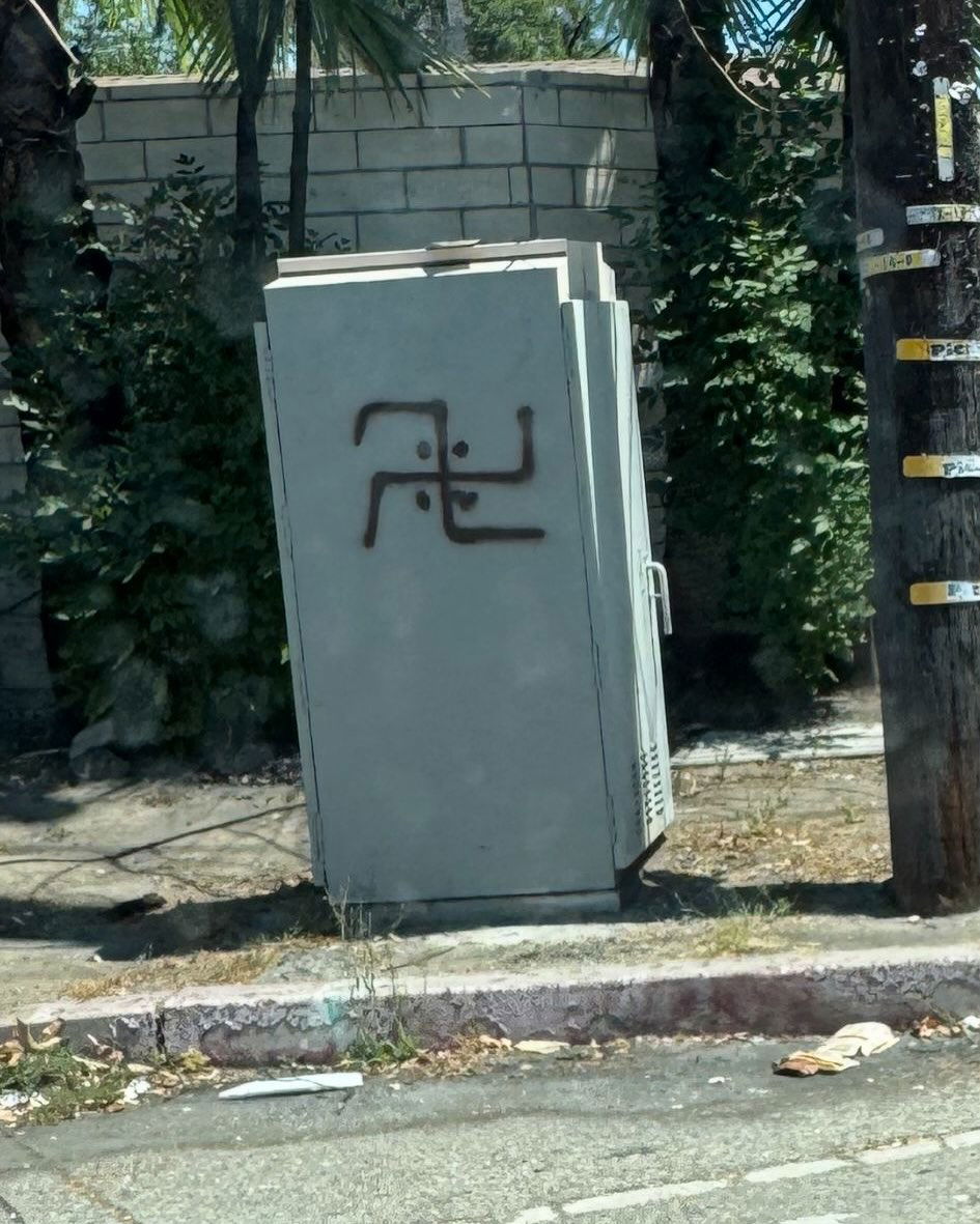 החשוד תועד: מתקפה נגד מרכז יהודי בלוס אנג'לס; המשטרה פתחה בחקירה