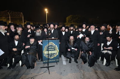 גדולי האדמו״רים בעצרת הרבבות מול כלא 10