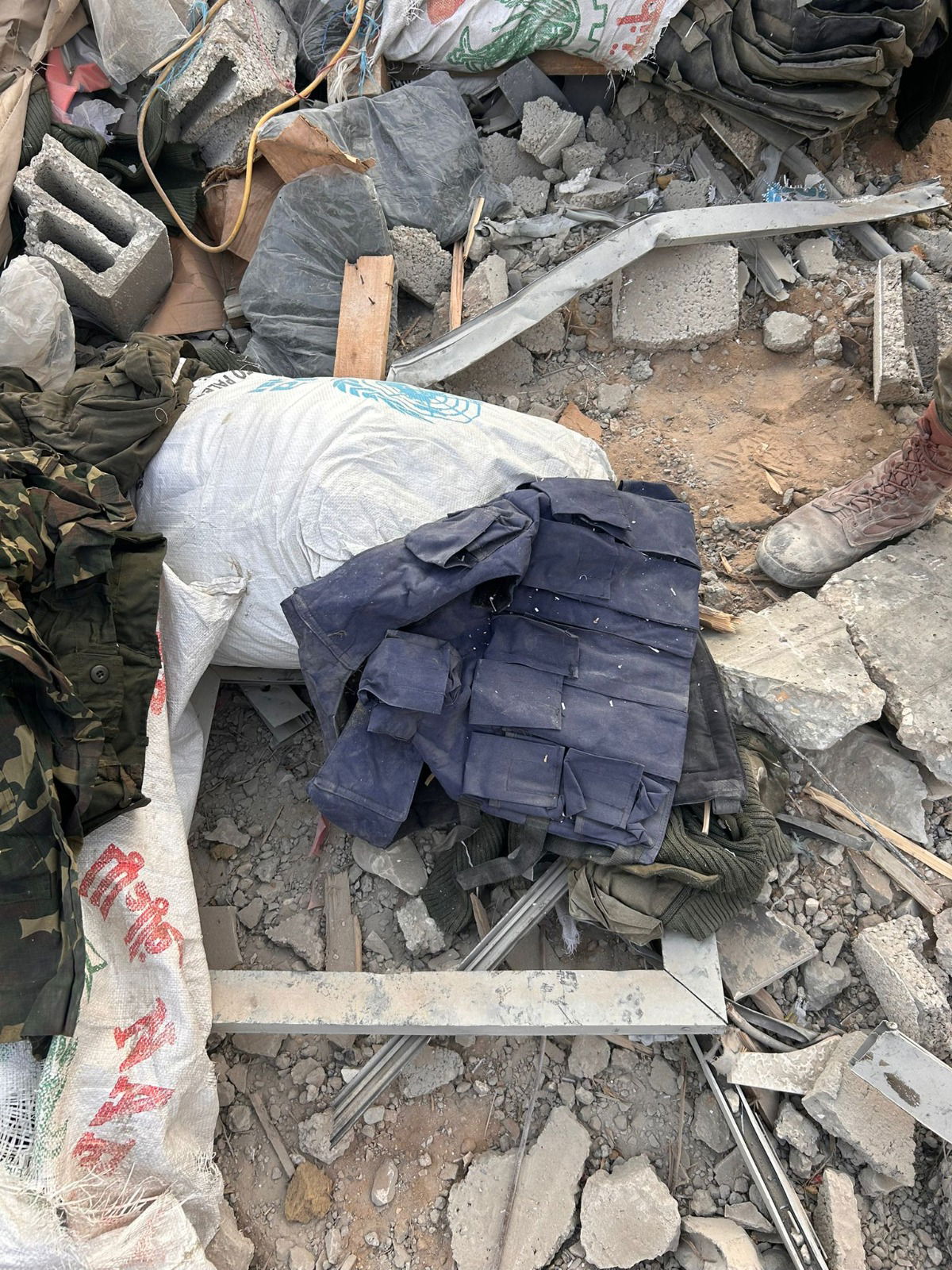 ציוד צבאי שאותר בתוך שקי אונר״א על-ידי הכוחות