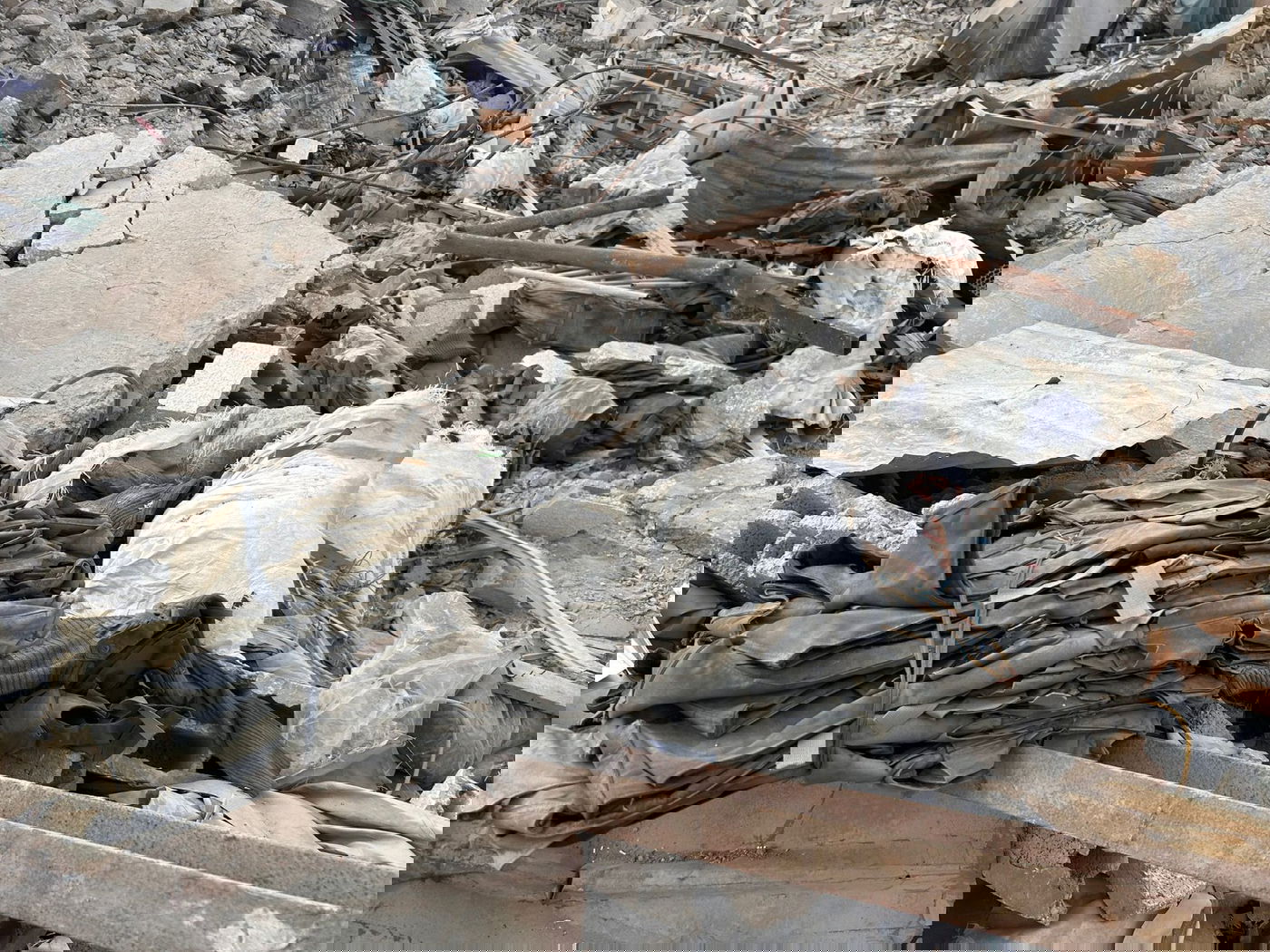 ציוד צבאי שאותר בתוך שקי אונר״א על-ידי הכוחות