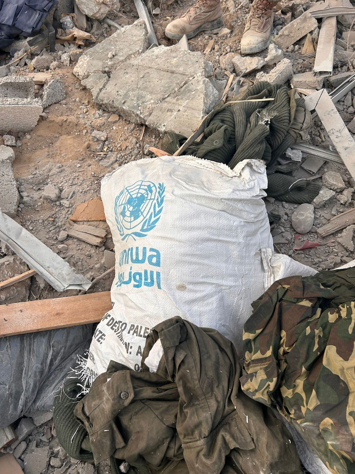 ציוד צבאי שאותר בתוך שקי אונר״א על-ידי הכוחות
