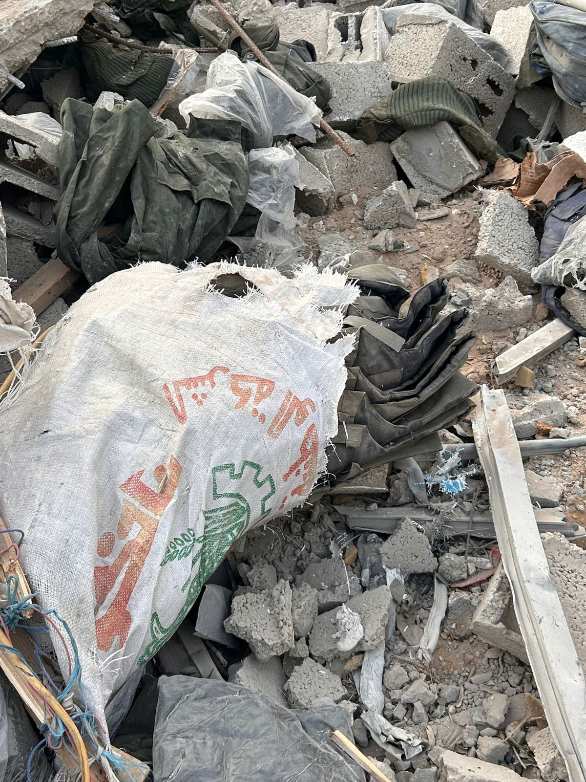 ציוד צבאי שאותר בתוך שקי אונר״א על-ידי הכוחות