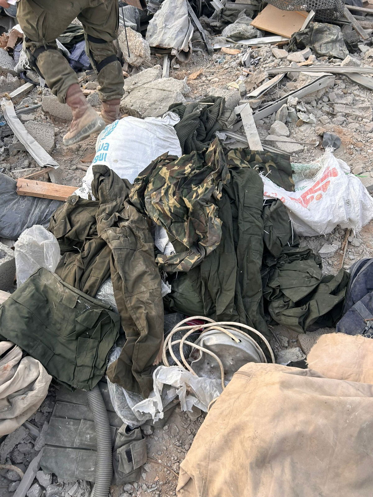 ציוד צבאי שאותר בתוך שקי אונר״א על-ידי הכוחות