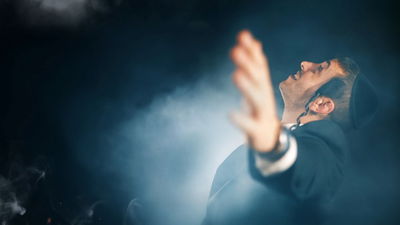 ״על אבא לא שואלים שאלות״ – או שכן | איזה שיר מבטא אמונה גדולה יותר?