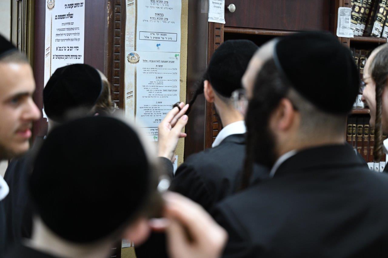 פתיחת הזמן בישיבות צאנז