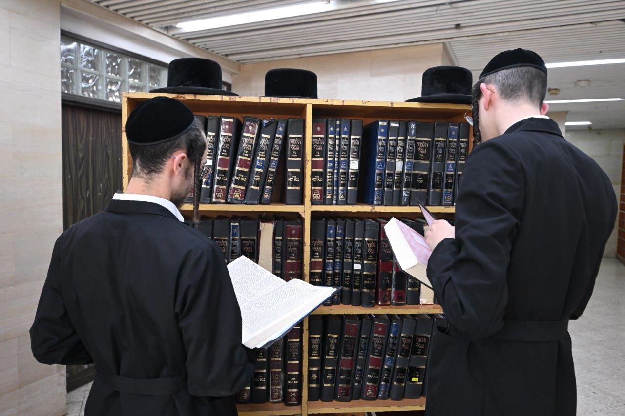 פתיחת הזמן בישיבות צאנז