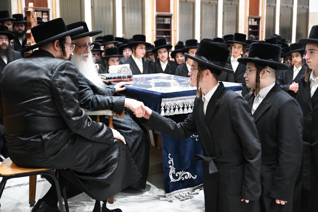 פתיחת הזמן בישיבות צאנז