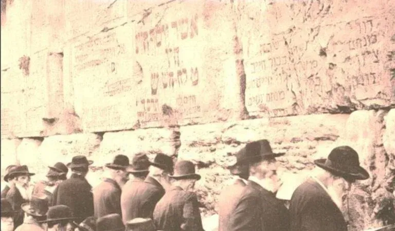 הקיר סובל הכל - אינספור שמות ותפילות כתובים על אבני הכותל
