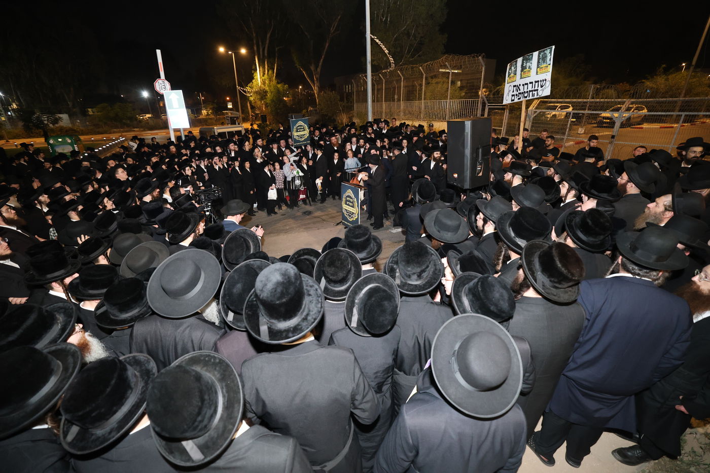 מחאת קהילות החסידים בראשות גדולי האדמו"רים מול כלא 10