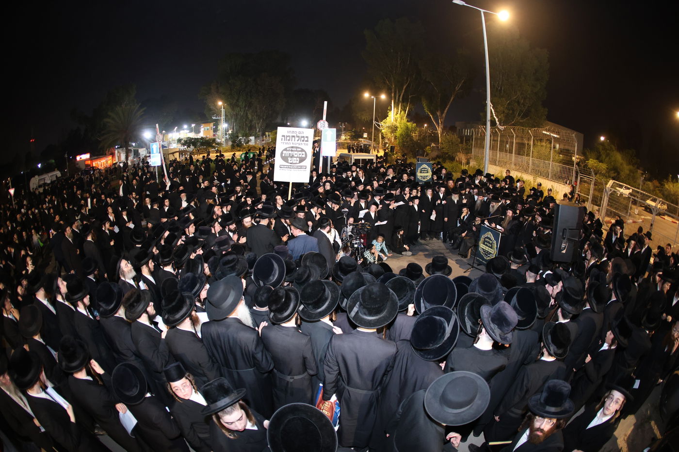 מחאת קהילות החסידים בראשות גדולי האדמו"רים מול כלא 10