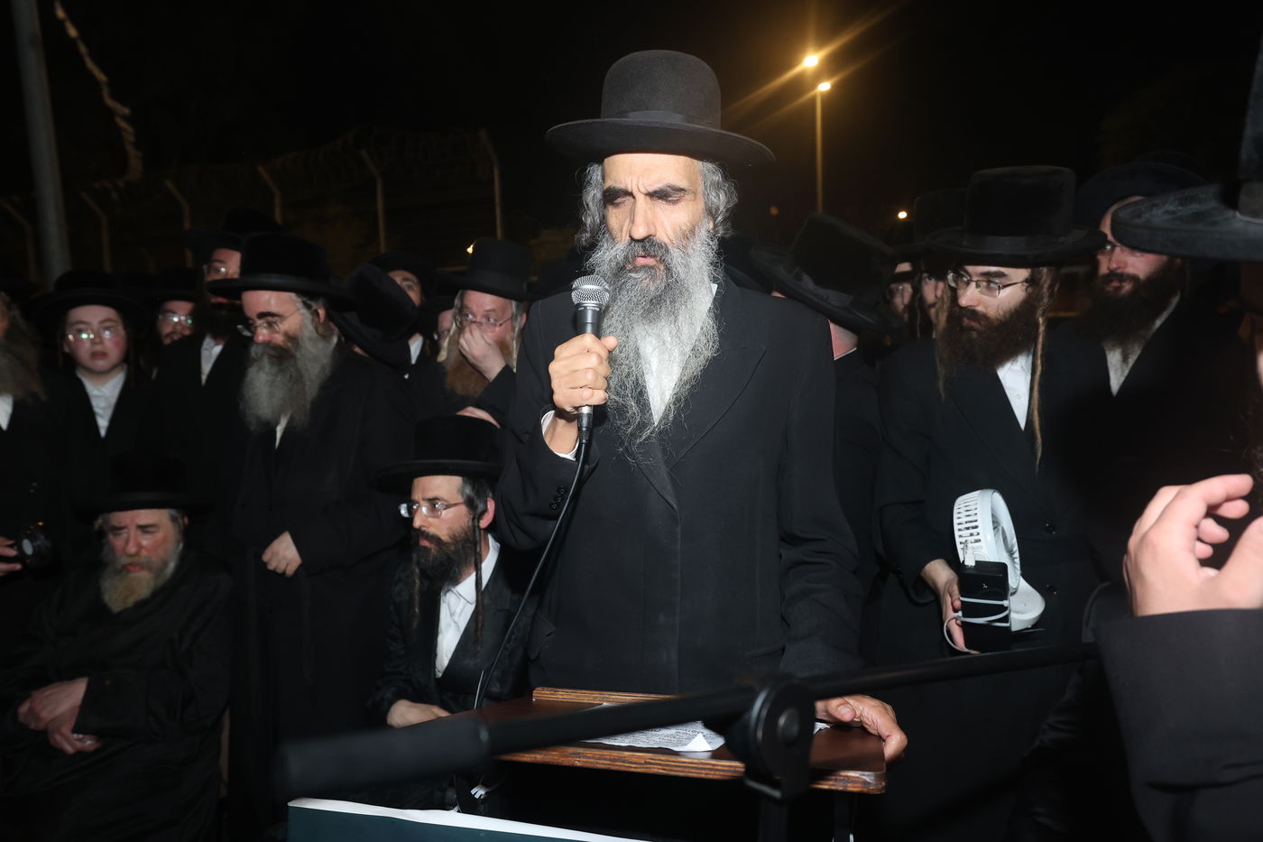 מחאת קהילות החסידים בראשות גדולי האדמו"רים מול כלא 10