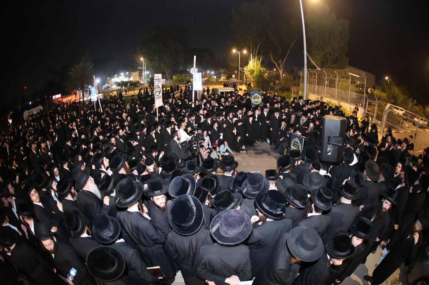 מחאת קהילות החסידים בראשות גדולי האדמו"רים מול כלא 10