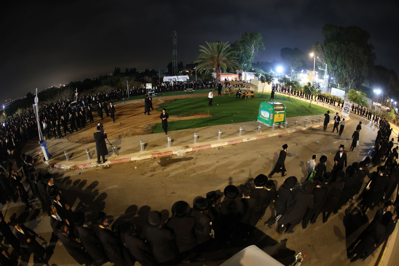 מחאת קהילות החסידים בראשות גדולי האדמו"רים מול כלא 10